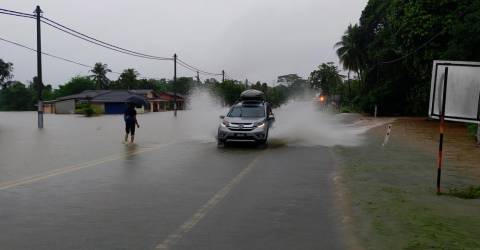 Floods hit Johor, 10 PPS opened