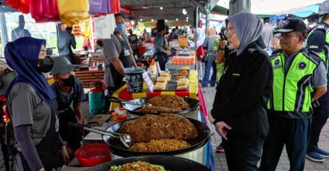 Pahang Immigration conducts inspection at Ramadan bazaars