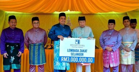 Selangor Sultan receives RM11.6m in business zakat contributions