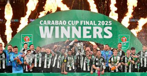 Newcastle stun Liverpool in League Cup final